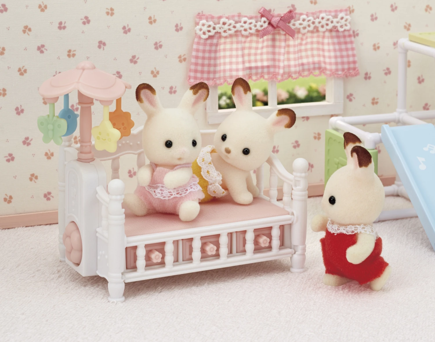 Sylvanian Families Bed Voor Drieling Met Mobiel SF5534 - Afbeelding 12